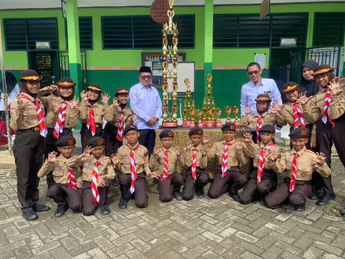 Serahkan Piala Bergilir Orange Competition, Berikut Pesan Kakankemenag Maros